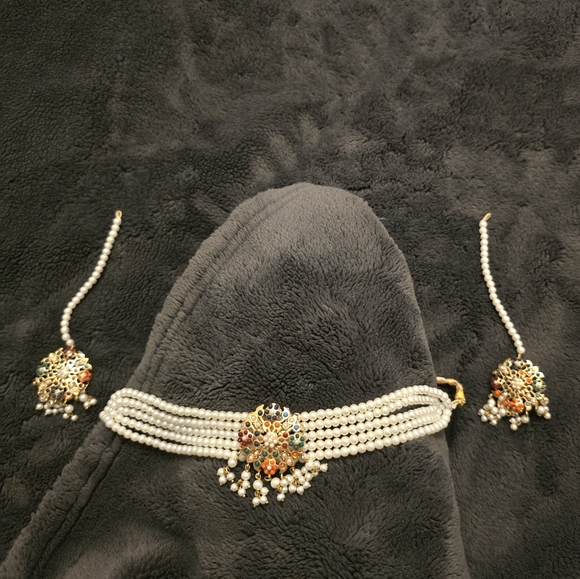 Elegant Pearl and Gold Jewelry Set. The earrings are with Sahara . - Picture 3 of 12